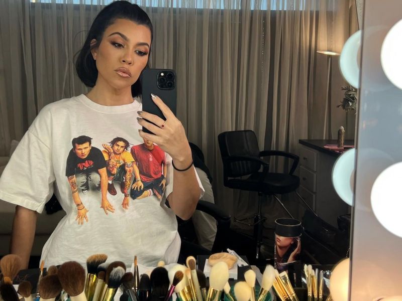 24d7795a-floral_nails_kourtney_kardashian